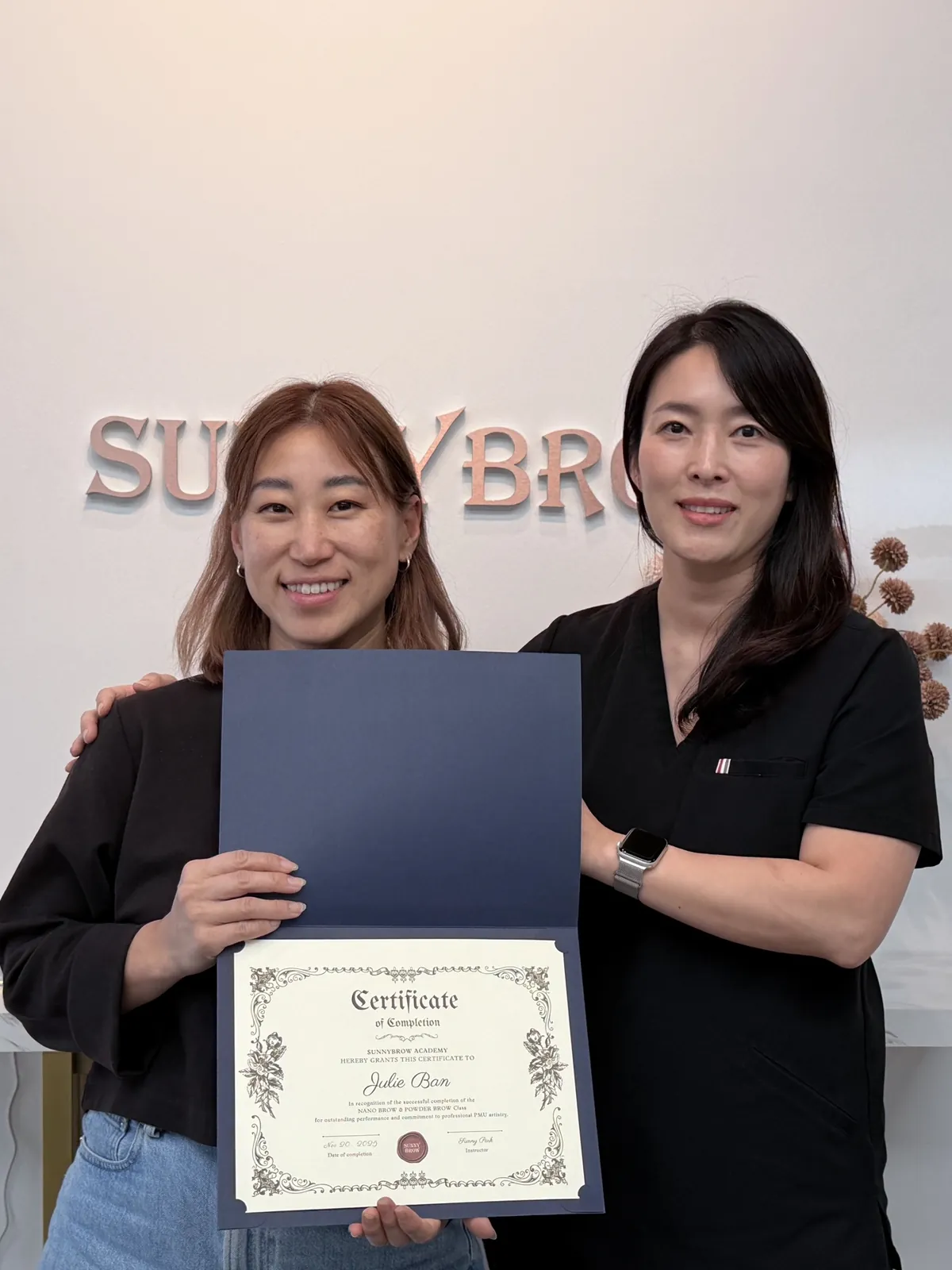 써니브로우 아카데미 반영구 교육을 수료한 수강생이 Sunny 원장과 함께 수료증을 들고 기념 촬영한 모습