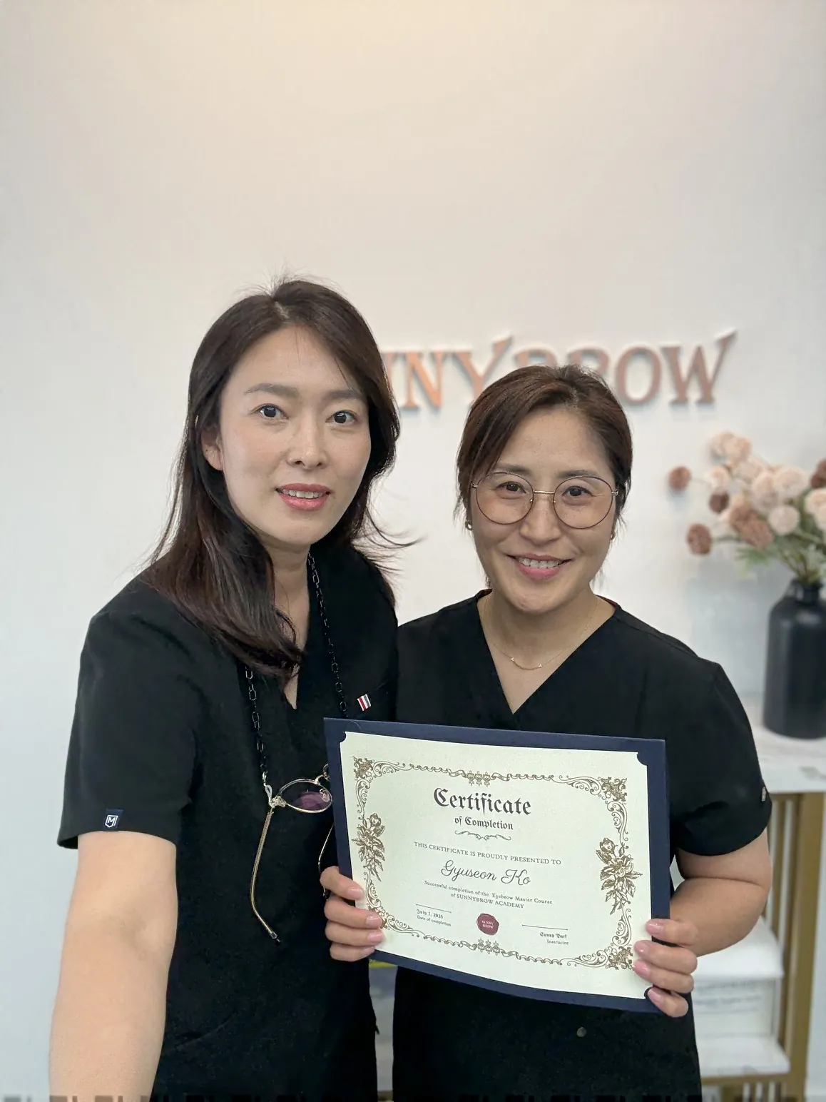 써니브로우 아카데미에서 반영구 화장 과정을 마친 다른 수료생과 Sunny 원장의 수료증 기념 사진